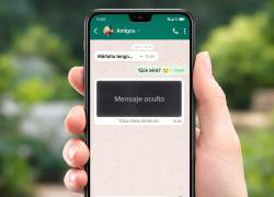 Imagen creada con ChatGPT que refleja la nueva función 'spoiler' de Whatsapp que permite ocultar textos dentro de un chat.