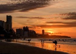 Fotografía durante un feriado en una playa de Manta, en Manabí.