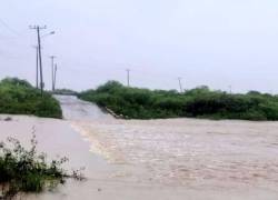 Lluvia provocó inundación en acceso vial de comuna San Rafael, cantón Chanduy.