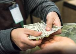 Usuario recibiend un sueldo, en una imágen referncial.