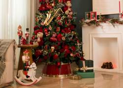 Imagen en la que se presenta la colección navideña decorativa de Deprati, llamada Sinfonía de Navidad, en la que se destacan elementos asociados a la música.