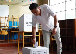 Foto de persona sufragando durante elecciones en Ecuador. Nuevamente los ecuatorianos son llamados a las urnas para votar en una consulta popular por el Referéndum 2025.