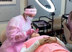 Jornada de bienestar en el que realizan micropigmentación de cejas a mujeres en proceso oncológico.