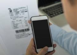Fotografía referencial de un escaner de documentos en el celular para convertirlo en PDF.
