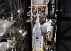 Imagen del transportador oruga 2 de la NASA, que traslada el cohete Sistema de Lanzamiento Espacial con la nave espacial Orion de la misión Artemis II, la cual lanzará a cuatro astronautas alrededor de la Luna y de vuelta.