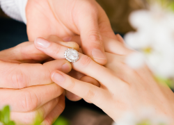 El valor de un anillo de compromiso depende de factores como el material, la piedra y su historia.