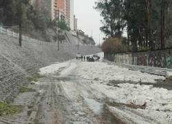 Acumulación de granizo en el sector La Mañosca, Quito.