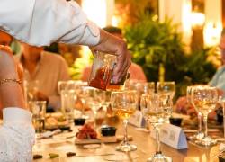 Foto de la cata del ginebra y vodka Good Omen y los chocolates Kamm, productos ecuatorianos de alto perfil, en el hotel Boutique Casa García, ubicado en Guayaquil.