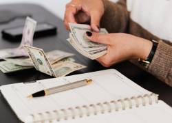 El décimo tercero y décimo cuarto forman parte de los beneficios laborales en Ecuador.