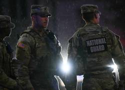 Miembros de la Guardia Nacional vigilan los exteriores de la Casa Blanca el 23 de mayo de 2026.