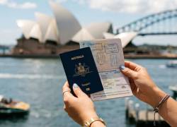 Una joven con su pasaporte en Sídney, Australia.