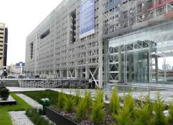 Cinco mil funcionarios serán despedidos de instituciones del Estado.