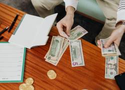 Ecuatorianos se mantienen alerta para recibir el pago de su décimo tercer sueldo.