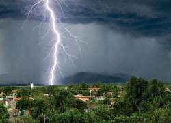 Cielo nublado con tormenta eléctrica y lluvia.