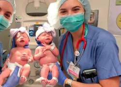 Madre descubre que las enfermeras que la atendieron llevaban los mismos nombres que eligió para sus gemelas