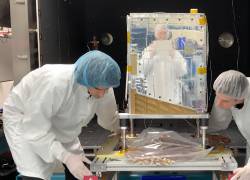 Imagen en donde se ve a científicos de Google trabajando en el Proyecto Suncatcher, investigando cómo evitar el sobrecalentamiento de los chips en el espacio.