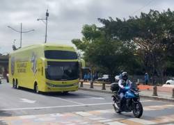 Imagen referencial de la Av. Barcelona mientras pasa el bus de la selección ecuatoriana de fútbol, escoltada por la ATM. Para el partido contra Argentina se realizarán cierres y desvíos viales.