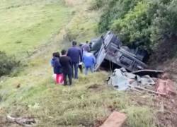 Vehículo militar volcado en la vía Pifo-Papallacta.