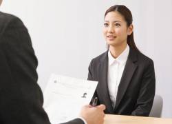 Mujer en entrevista de trabajo.