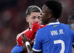 IFAB aprueba ley que permite expulsar a los futbolistas por taparse la boca para insultar.