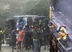 Composición que muestra un accidente de 2018, donde hubo 12 fallecidos en un accidente de bus con hinchas de Barcelona. En ese mismo sector, ayer se registró 14 muertos.