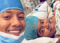 El artista posó junto a la madre de su hijo mientras se encontraban en el hospital junto al bebé.