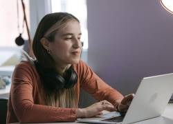 Estudiante en línea. En Ecuador el Gobierno tiene un programa de becas para estudio del idioma inglés.