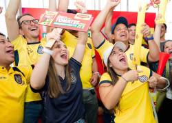 Foto de asistentes al evento de Maggi en la que pudieron saborear recetas y salsas de la marca, así como celebrar el triunfo del partido de Ecuador vs. Alemania.