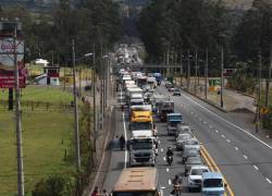 Flujo de vehículo en en el sector de Alóag - Santo Domingo.