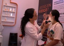 Dermatóloga revisando a una de las asistentes al Tour Salva Tu Piel 2025, una campaña de prevención de cáncer de piel realizada por La Roche Posay.