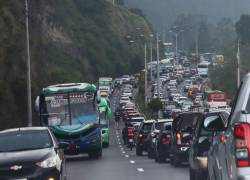 Fotografía de tráfico vehicular en Quito.