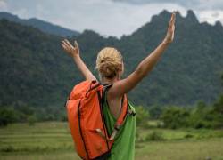 Mujer disfrutando de la naturaleza en viaje.
