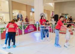 Imagen de la pista de patinaje implementada por Pycca en el C.C. Riocentro El Dorado, que es parte de su campaña para celebrar la Navidad.