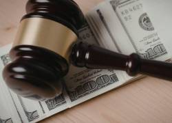 Mazo de juez con billetes.