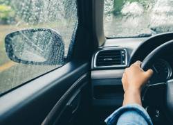 Mujer conduciendo bajo la lluvia.