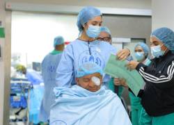 Imagen referencial de médicos en Panamá realizando intervenciones oftalmológicas. La Caja de Seguro Social (CSS) de Panamá lanzó un llamado internacional para cubrir plazas médicas.