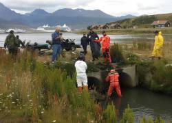 Personal de higiene urbana del Municipio de Ushuaia retirando basura y restos sólidos de la bahía.