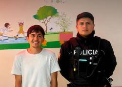 Pablo Llanes junto a oficial de la Policía, luego de que sea hallado en Baños.
