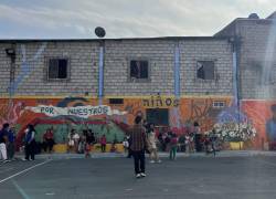 Niños durante la presentación del Mural 'Hijos del Manglar', en la cancha La Bombonera, Las Malvinas.