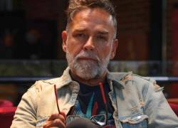 El cantautor ecuatoriano presenta una nueva versión de “Negra” junto a artistas nacionales y la voz de su hija, Gabriela Terán.