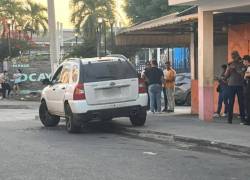 Escena del crimen en el que fallecieron dos funcionarios de la Fiscalía en Manta, Manabí.