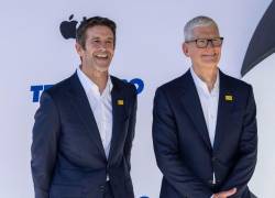 Fotografía de archivo del 27 de julio de 2026 que muestra a John Ternus (i) y Tim Cook (d). El 1 de septiembre John Ternus asumirá el puesto de consejero delegado de Apple tras casi 15 años de Tim Cook al frente.