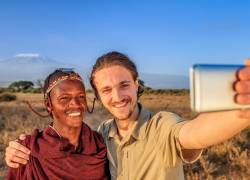 Imagen referencial de turista tomando un selfie en voluntariado