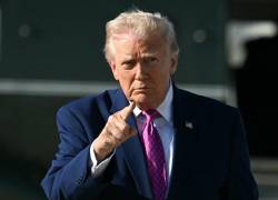 El presidente de EE.UU., Donald Trump, bajando del Marine One.