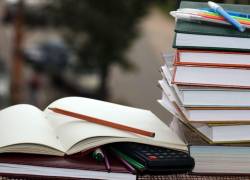 Cuaderno, libros y materiales relacionados al estudio.