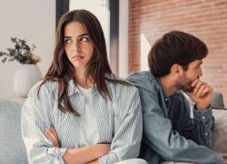 Las parejas que discuten y se critican continuamente deben revisar si es que su relación está en problemas.