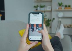 Mujer navegando por la red social Instagram.