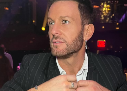 Axel sorprendió al anunciar que planea convertirse en sacerdote franciscano tras los 60 años.