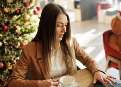 Mujer trabajando en Navidad. En Ecuador la jornada laboral del 25 de diciembre, que es feriado nacional se paga doble.