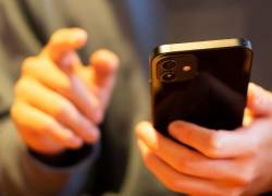 Hombre usando su dispositivo móvil.